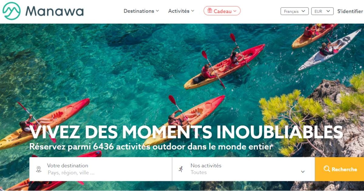 Capture d'écran de la page d'accueil Manawa, kayakistes en pleine mer turquoise et accroche éditoriale Vivez des moments inoubliables