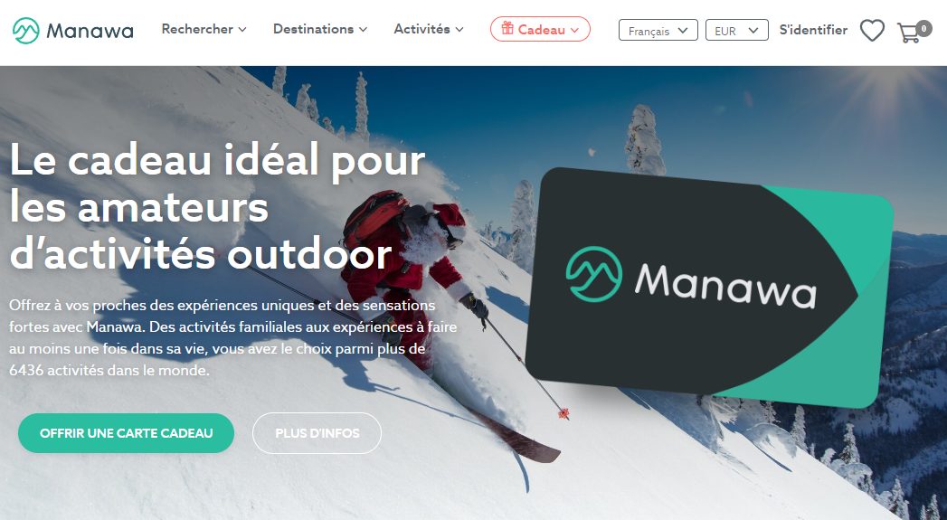 Page carte cadeau Manawa sur fond de skieur descendant en poudreuse, accroche Le cadeau idéal pour les amateurs d'activités outdoor