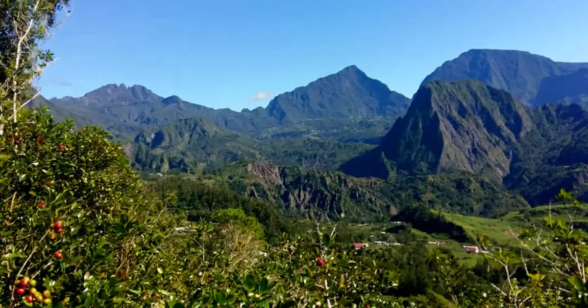 Panorama sur les remparts verdoyants du cirque de Salazie, secteur du camping Le Relax