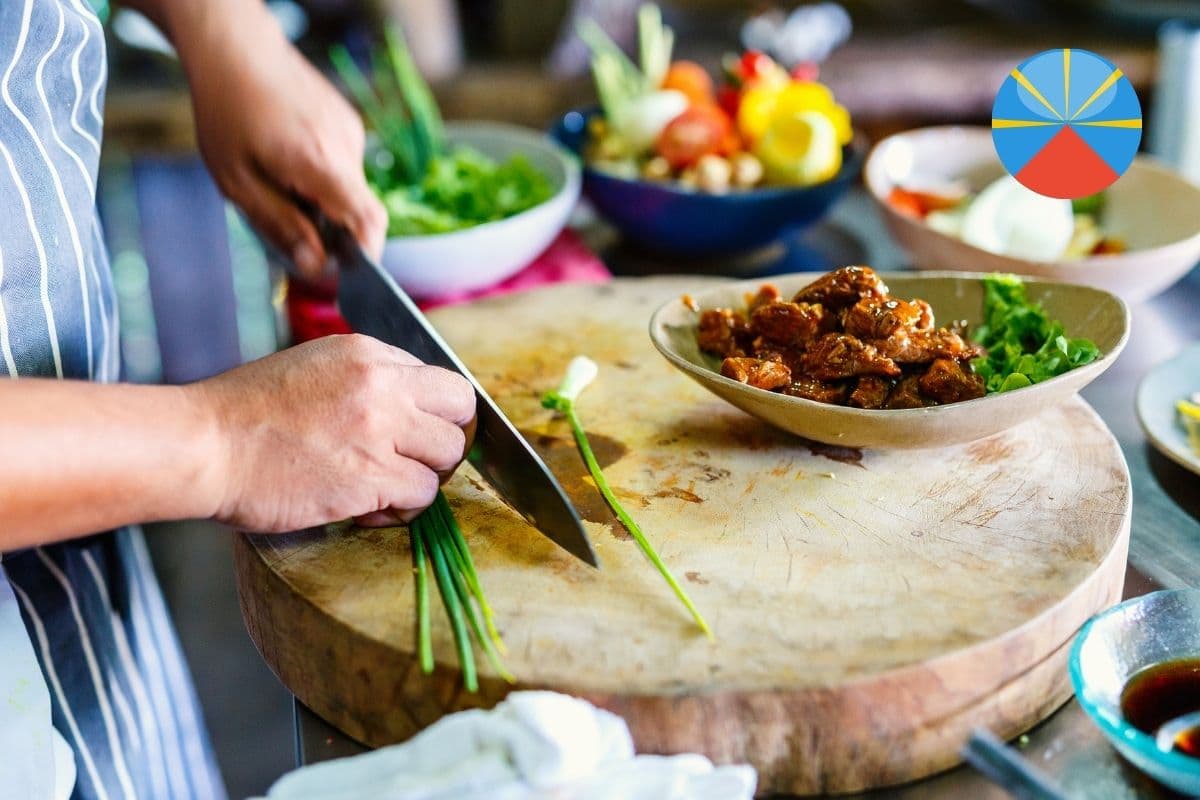 Préparation d'un repas créole, découpe de cives et bol de viande mijotée, emblème de La Réunion en médaillon