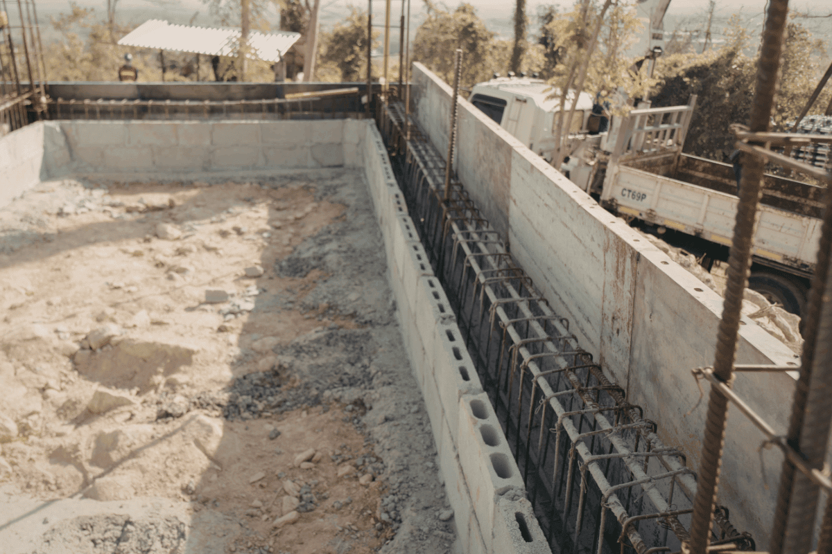 Chantier de construction d'une piscine en cours à La Réunion, terrassement et structure visible