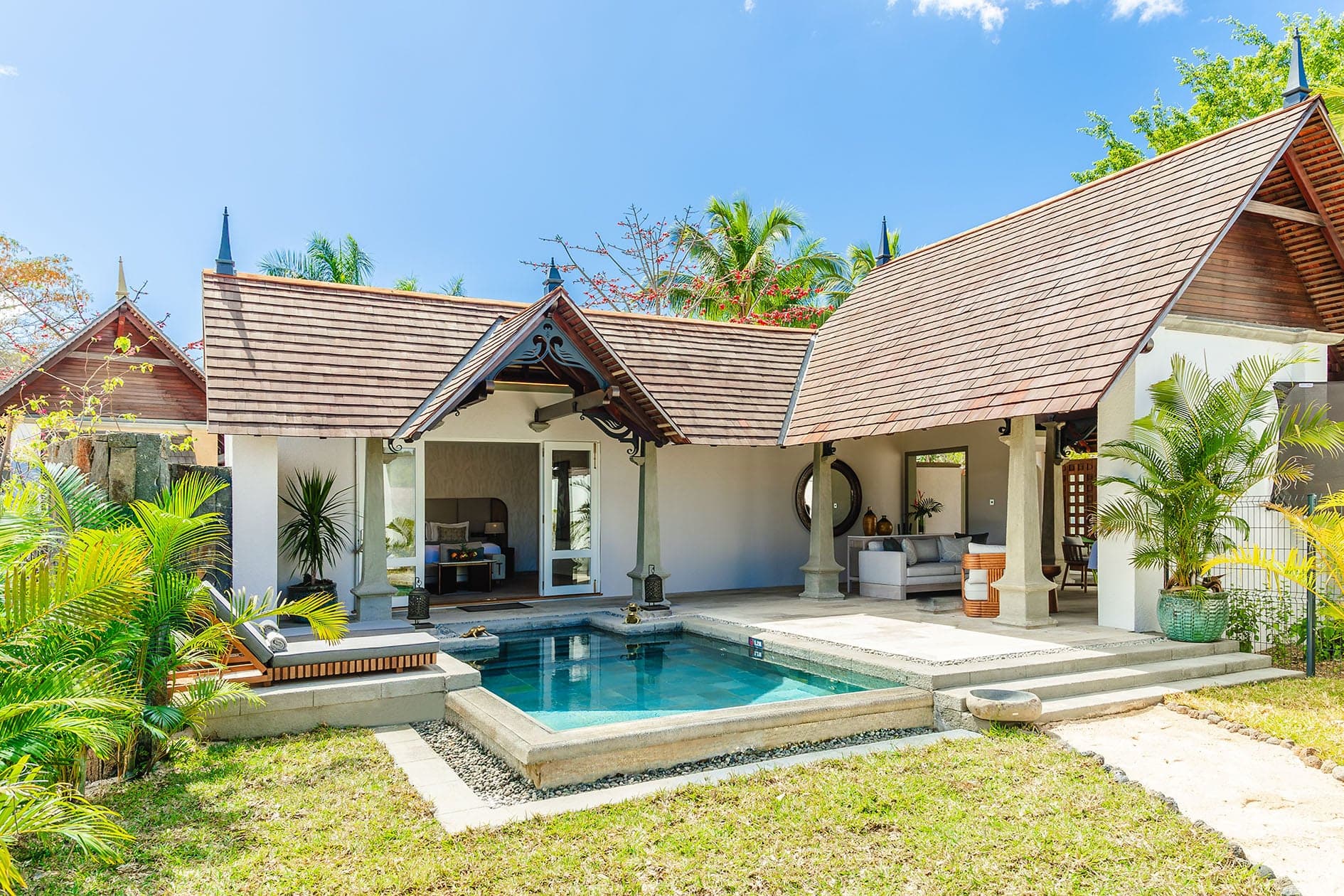 Villa du Maradiva avec sa piscine privée devant une terrasse couverte, toit de tuiles et jardin tropical