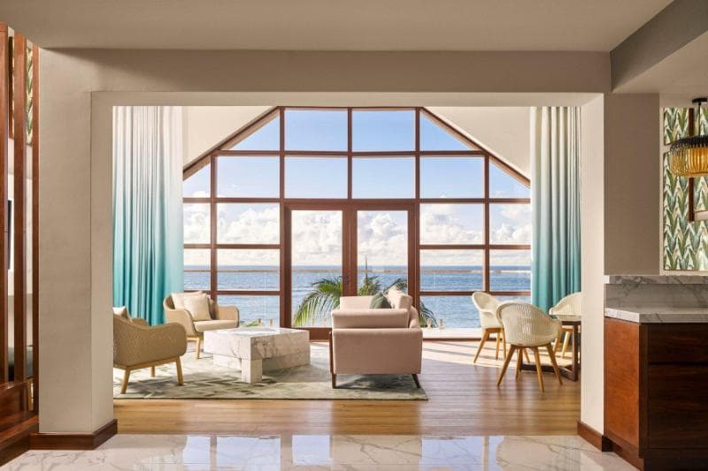 Salon d'une suite du Méridien Ile Maurice, grande baie vitrée ouverte sur la mer