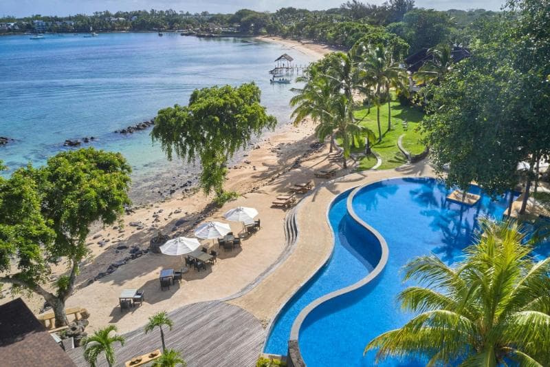 Le Westin Turtle Bay vu du ciel : piscine sinueuse, plage bordée d'arbres, ponton et baie