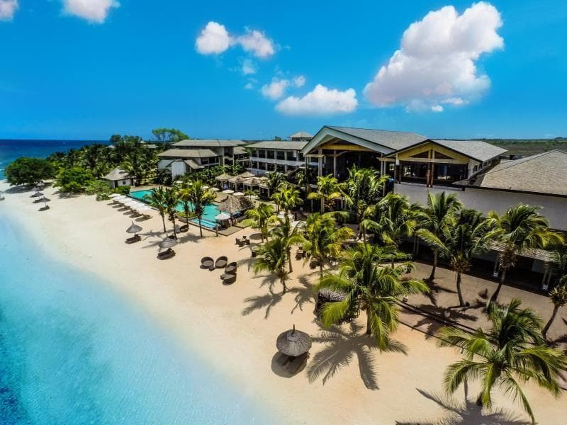 InterContinental Balaclava vu du ciel : plage de sable blanc, cocotiers, piscine et bâtiments du resort