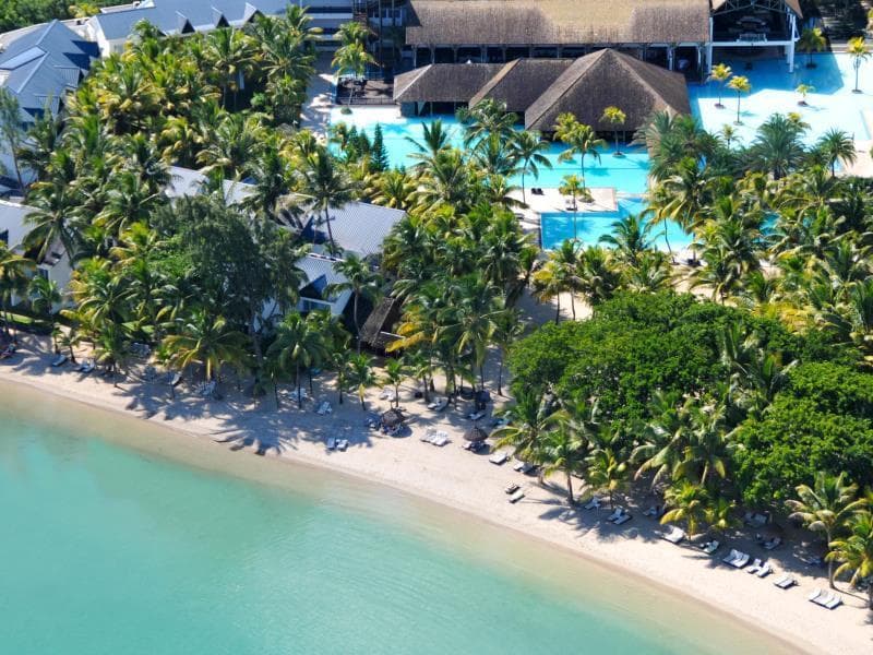 The Ravenala Attitude vu du ciel : cocotiers, piscines, toits de chaume et plage