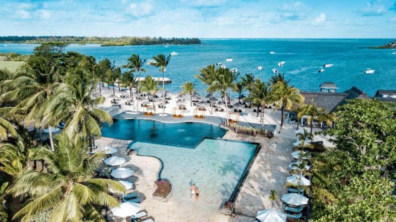 Vue plongeante sur les piscines, la plage et le lagon du domaine d'Anahita