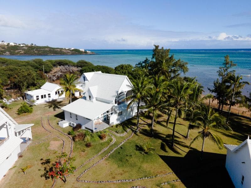 Bigarade sur Mer's white villas among the palms, facing the sea